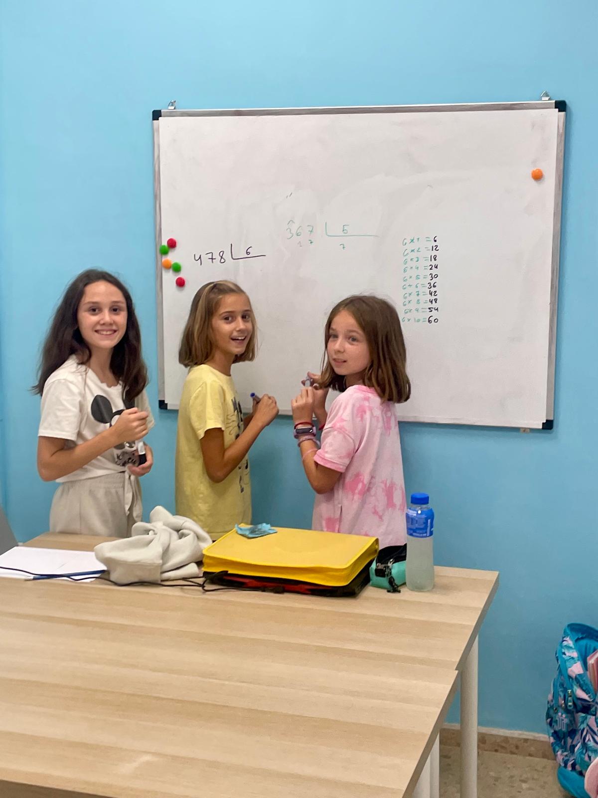 Professor explicant conceptes de ciències a alumnes de primària.