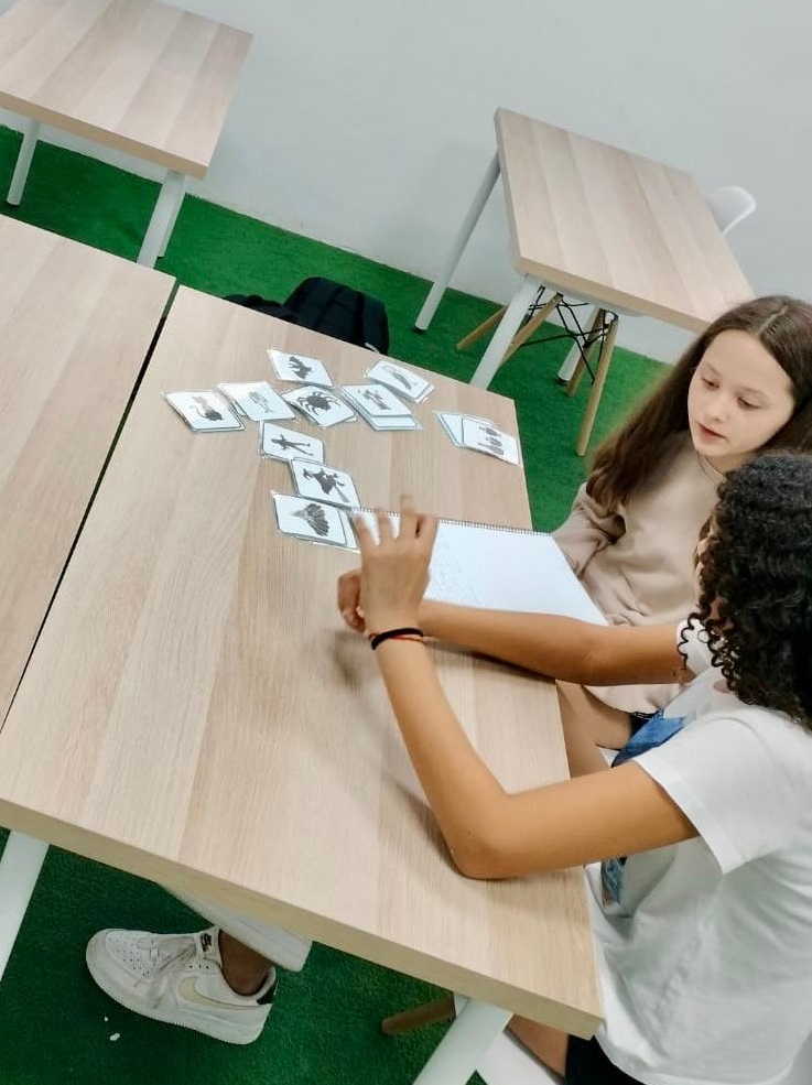 Alumnes de primària jugant amb flashcards d'anglès Activatic